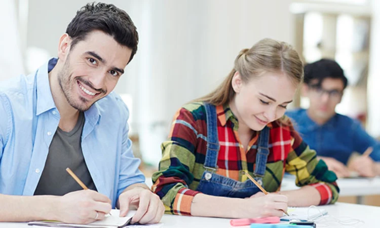 با ویژگی هایی که آموزشگاه های زبان آنلاین برتر دارند آشنا شوید