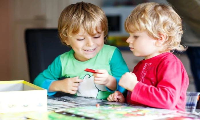 آیا کلاس زبان برای کودک 3 ساله باید بازی محور باشد؟